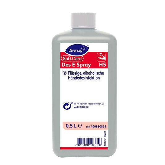 Eine 0,5-Liter-Flasche Soft Care Des E Spray H5 Händedesinfektion von Diversey Deutschland GmbH & Co. OHG, in praktischer Sprayform, in deutscher Sprache beschriftet mit grauem Körper, weißer Kappe und Produkt-/Recyclinginformationen auf der Vorderseite.