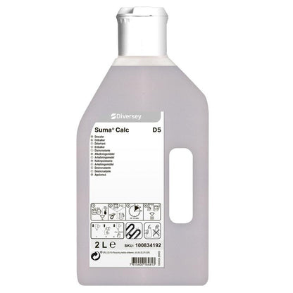 Une bouteille en plastique de 2 litres Suma Calc D5 de Diversey Deutschland GmbH & Co. OHG avec un bouchon blanc et une poignée. L'étiquette sur le devant montre des informations, des instructions, des symboles, SKU 100834192. Idéal pour les dépôts de calcaire tenaces dans un usage professionnel.
