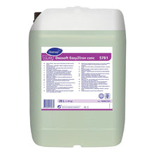 Un récipient transparent de 20 litres avec assouplissant Diversey Clax Deosoft Easy2Iron Conc 57B1 aux propriétés facilitant le repassage, idéal pour les blanchisseries professionnelles, avec un bouchon à vis blanc et une étiquette imprimée.