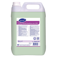 Un récipient en plastique de 5 litres avec assouplissant Clax Deosoft Easy2Iron Conc 57B1 aux propriétés facilitant le repassage de Diversey Deutschland GmbH & Co. OHG, avec un couvercle blanc, un liquide vert clair et une étiquette avec détails, instructions et code-barres.