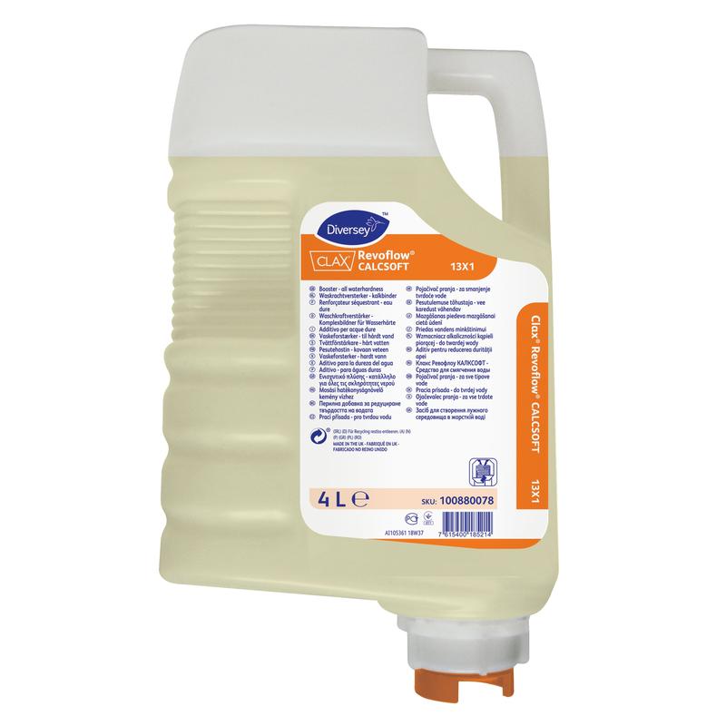 Une cartouche de 4 l de Clax Revoflow Calcsoft 13X1 adoucisseur d'eau de Diversey Deutschland GmbH & Co. OHG a une étiquette orange, un bouchon blanc et des zones transparentes avec un liquide jaune clair ; des informations sur le produit sont indiquées à l'avant.