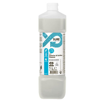 Une bouteille de 1 litre de SURE Interior & Surface Cleaner, nettoyant tout usage de Diversey Deutschland GmbH & Co. OHG, avec bouchon blanc et étiquette bleu-blanc. Le liquide clair ou légèrement trouble est biodégradable et respectueux de l'environnement.