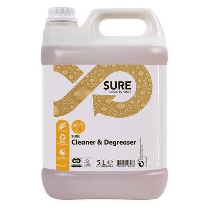 Un conteneur en plastique de 5 litres avec SURE Cleaner & Degreaser, dégraissant, pour surfaces résistantes à l'eau de Diversey Deutschland GmbH & Co. OHG, avec une étiquette blanche avec des bulles dorées, des informations produit noires et un logo, un bouchon à vis blanc et une poignée.