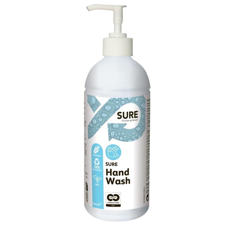 Un flacon pompe en plastique blanc avec l'inscription « SURE Hand Wash, savon pour les mains » de Diversey Deutschland GmbH & Co. OHG, avec un graphisme bleu et blanc et des symboles écologiques, contient un savon pour les mains respectueux de l'environnement avec des ingrédients naturels et un pouvoir nettoyant biodégradable.