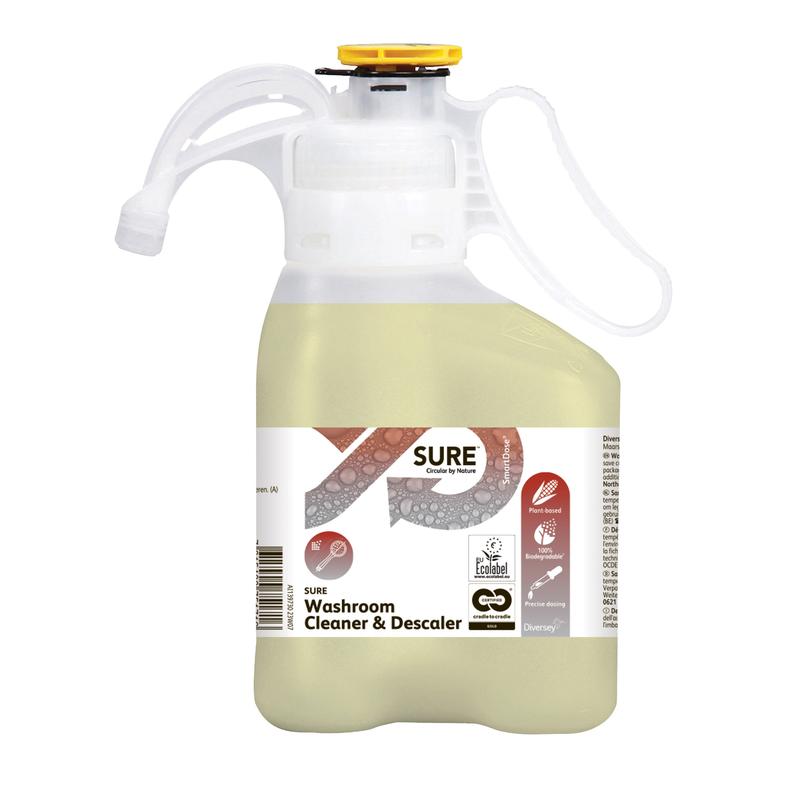Un récipient en plastique de 1,5 litre de SURE Washroom Cleaner & Descaler, nettoyant sanitaire et détartrant de Diversey Deutschland GmbH & Co. OHG, avec un couvercle jaune, un tuyau de dosage, une étiquette produit, des certifications écologiques et un mode d'emploi.