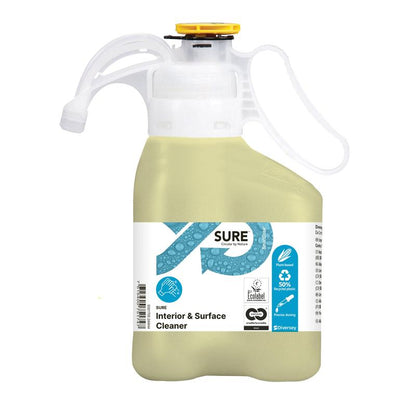 Un nettoyant universel SURE Interior & Surface Cleaner jaune clair de Diversey Deutschland GmbH & Co. OHG dans une bouteille en plastique ergonomique avec bouchon doseur ; étiqueté comme écologique avec des ingrédients d'origine végétale, des symboles écologiques, et des instructions d'utilisation.