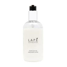 Eine klare 300ml Pumpflasche mit der Aufschrift "LAP? Collection Oriental Lemon Tea Hand & Body Lotion" von Diversey Deutschland GmbH & Co. OHG bietet eine weiße, orientalisch duftende Lotion - ideal für die tägliche Handpflege und Körperpflege.