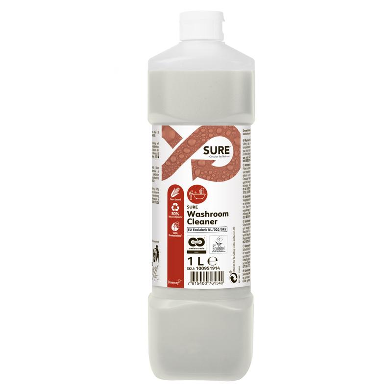 Une bouteille en plastique de 1 litre de SURE Washroom Cleaner Nettoyant sanitaire de Diversey Deutschland GmbH & Co. OHG a un bouchon blanc, un liquide clair et une étiquette blanche avec des détails sur le produit, des instructions, des symboles et sa formule biodégradable pour une propreté hygiénique.