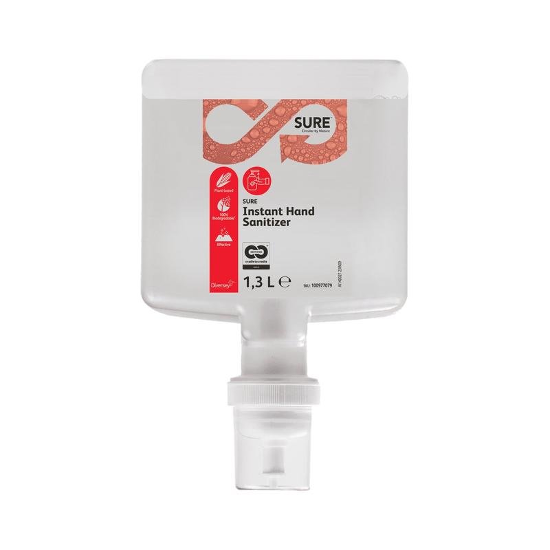 Un récipient rectangulaire de 1,3 litre avec SURE Instant Hand Sanitizer de Diversey Deutschland GmbH & Co. OHG, avec un pistolet distributeur en bas et une étiquette rouge et noire avec des symboles pour une lutte efficace contre les germes.