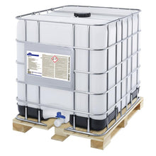 Le Suma Tera L56 IBC (950 l) de Diversey Deutschland GmbH & Co. OHG est un grand conteneur en plastique blanc dans une cage métallique sur une palette, idéal pour les grandes cuisines et le stockage de détergent pour lave-vaisselle hautement concentré pour eau dure. Inclus bec verseur bleu et couvercle noir.
