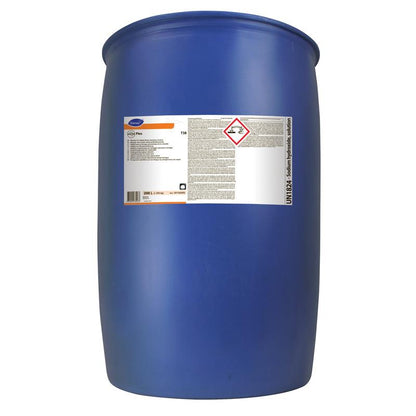 Un grand tonneau en plastique bleu avec l'inscription « Diversey Suma Plex T38, liant de dureté de l'eau » de Diversey Deutschland GmbH & Co. OHG présente des symboles de danger, y compris un avertissement de corrosion, et est debout devant un fond blanc simple.