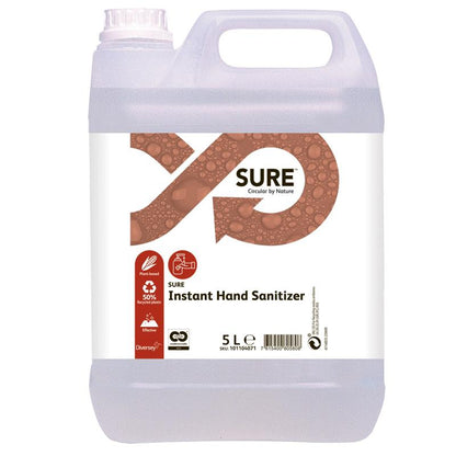 Un récipient de 5 litres en plastique transparent avec SURE Instant Hand Sanitizer, désinfectant pour les mains de Diversey Deutschland GmbH & Co. OHG, possède une étiquette blanche avec un design marron, le nom du produit, le logo de la marque, des symboles de fonction et un bouchon en haut à gauche. Idéal pour une lutte efficace contre les germes.