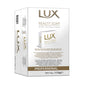 Un paquet de 100 morceaux de savon de beauté LUX Professional pour invités (15 g chacun, total 1,5 kg) de Diversey Deutschland GmbH & Co. OHG, avec l'inscription "Professional" pour une utilisation hôtelière et par les invités, avec des informations sur le produit et une image sur la boîte blanche.