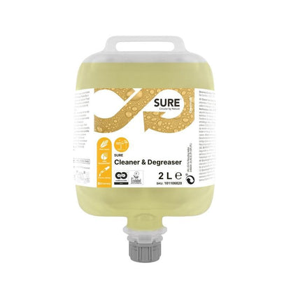 Un SURE Cleaner & Degreaser dégraissant de 2 litres de Diversey Deutschland GmbH & Co. OHG, pour surfaces résistantes à l'eau, dispose d'une poignée supérieure, d'un bec verseur inférieur, d'une étiquette d'information avec des symboles et d'un liquide jaune visible dans le conteneur transparent.