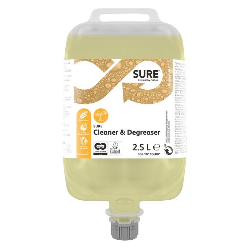 Un conteneur de 2,5 litres de SURE Cleaner & Degreaser, dégraissant pour surfaces résistantes à l'eau de Diversey Deutschland GmbH & Co. OHG, avec un liquide jaune, des informations produit et des certifications sur l'étiquette, la poignée supérieure et le bec inférieur.