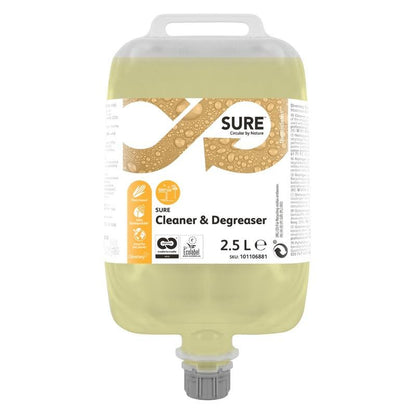 Un conteneur de 2,5 litres de SURE Cleaner & Degreaser, dégraissant pour surfaces résistantes à l'eau de Diversey Deutschland GmbH & Co. OHG, avec un liquide jaune, des informations produit et des certifications sur l'étiquette, la poignée supérieure et le bec inférieur.