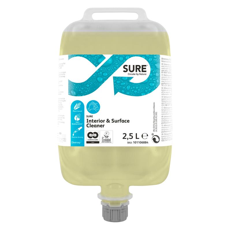 Le conteneur de 2,5 litres du nettoyant universel SURE Interior & Surface Cleaner de Diversey Deutschland GmbH & Co. OHG se distingue par des ingrédients d'origine végétale, un liquide jaune, des étiquettes certifiées écologiques blanc-bleu ainsi qu'une poignée et un bec verseur pour une utilisation facile.