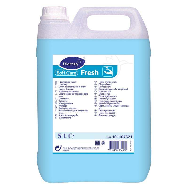 Un contenant de 5 litres de Diversey Soft Care Fresh, lotion douce pour les mains de Diversey Deutschland GmbH & Co. OHG se distingue par un couvercle blanc, un liquide bleu, un nettoyage doux, un parfum agréable et des informations produit multilingues sur l'étiquette avant.