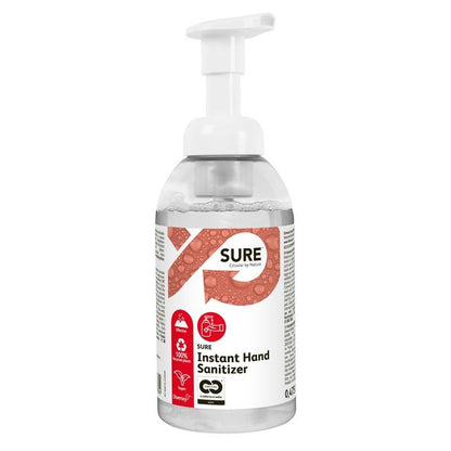Un flacon pompe transparent avec l'inscription « SURE Instant Hand Sanitizer, désinfectant pour les mains » de Diversey Deutschland dispose d'un marquage rouge et blanc, de symboles pour emballages recyclables et met en avant les ingrédients 100 % végétaux pour un contrôle efficace des germes.