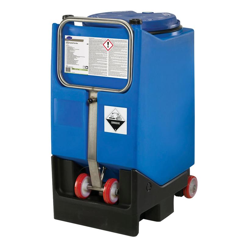 Un grand conteneur bleu sur roues avec une poignée en métal et un symbole "Corrosif", conçu pour le transport de Suma Crystal Pur-Eco A8, un rinçage plus respectueux de l'environnement de Diversey Deutschland GmbH & Co. OHG pour un nettoyage efficace.