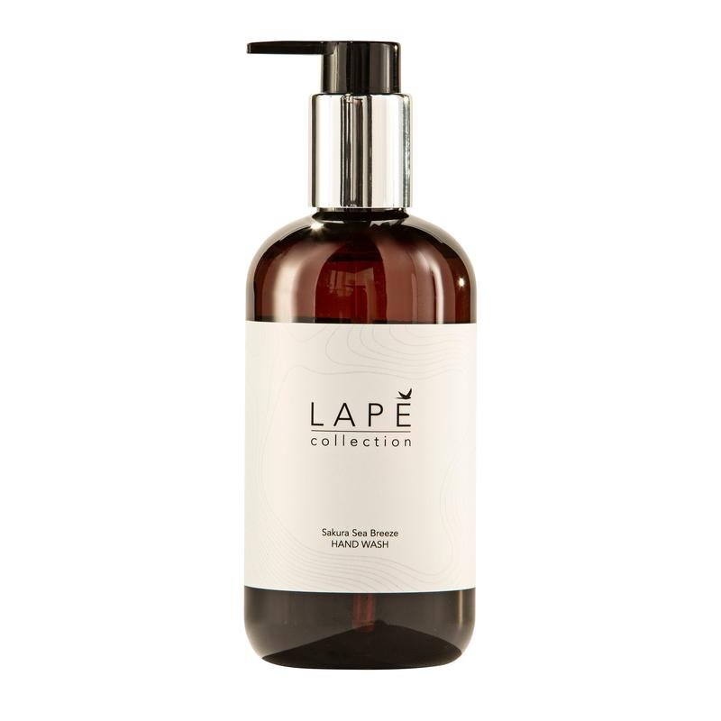 Une bouteille pompe en plastique marron de Diversey Deutschland GmbH & Co. OHG, avec l'inscription "LAPE Earth Collection Sakura Sea Breeze Hand Wash" - une lotion lavante pour les mains écocertifiée avec un doux parfum de fleurs de cerisier et de brise marine, 300 ml.