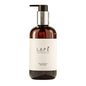 Une bouteille pompe en plastique marron de Diversey Deutschland GmbH & Co. OHG, avec l'inscription "LAPE Earth Collection Sakura Sea Breeze Hand Wash" - une lotion lavante pour les mains écocertifiée avec un doux parfum de fleurs de cerisier et de brise marine, 300 ml.