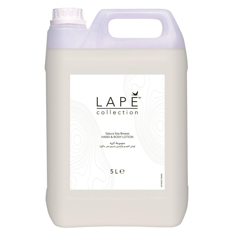 Le bidon de 5 litres de LAPE Earth Collection Sakura Sea Breeze Hand & Body Lotion de Diversey Deutschland a un parfum floral et frais, une poignée, un bouchon à vis et une étiquette blanche avec du texte noir et des motifs de lignes abstraites.