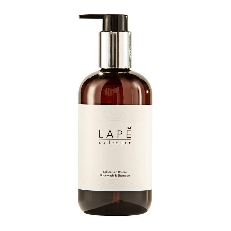 Une bouteille-pompe en plastique marron avec l'inscription "LAPE Earth Collection Sakura Sea Breeze Body Wash & Shampoo" de Diversey Deutschland (300 ml) offre un gel douche & shampooing écologique certifié avec un parfum de fleur de cerisier et de brise marine en un seul produit.