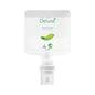 Une cartouche de 1300 ml en plastique transparent avec du savon pour les mains Soft Care Deluxe de Diversey Deutschland GmbH & Co. OHG, avec un graphique de feuille verte, une étiquette écologique et un distributeur blanc en bas.
