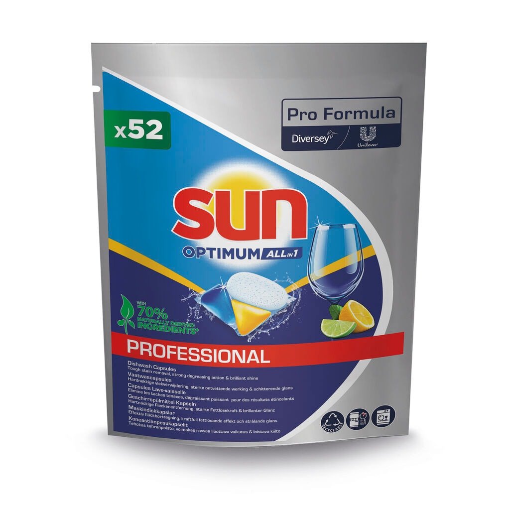 Un sac argenté-bleu avec l'inscription "Sun Professional Optimum All in One" de Diversey Deutschland GmbH & Co. OHG, avec un comprimé, un verre à vin et des tranches d'agrumes. L'emballage contient 52 capsules de lave-vaisselle avec liquide de rinçage et sel. Les informations sur le produit se trouvent en bas.