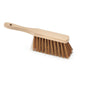 Le balai industriel Nölle Profi Brush, 28 cm Poly-Coco avec trou de suspension de Nölle Profi Brush Bürsten- & Pinseltechnik e.K., a des poils bruns rigides et un manche en bois clair, photographié sur fond blanc.