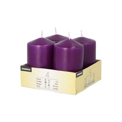 Quatre bougies piliers Starpak 4 couleur ivoire (Ø 50 mm · 80 mm, tête plate) sont disposées dans un plateau en carton carré avec l'inscription « Starpak 4 », avec des détails multilingues sur les bougies à l'avant et sur le côté de l'emballage.