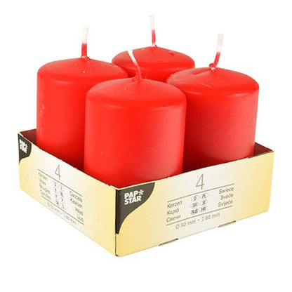Les 4 bougies piliers Starpak Ø 50 mm · 80 mm « Ivory » à tête plate sont disposées dans un plateau en carton léger, avec des informations sur le produit sur le côté en plusieurs langues, chaque bougie ayant une mèche blanche.
