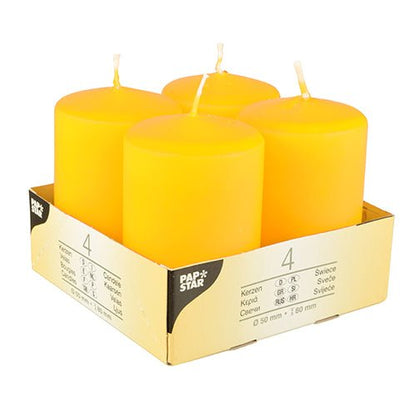 Quatre bougies piliers Starpak « Ivory » (Ø 50 mm, 80 mm, sommet plat) sont disposées dans un support en carton avec l'inscription « Starpak ». L'emballage multilingue met en avant la qualité de la cire et indique clairement que le paquet contient quatre bougies.
