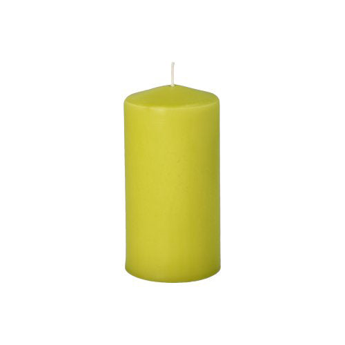 Une seule bougie non allumée, vert citron Starpak 8 Ø 50 mm · 100 mm, fabriquée avec de la cire de haute qualité avec une mèche blanche centrée, se tient debout sur un fond blanc simple - idéale pour une atmosphère conviviale.