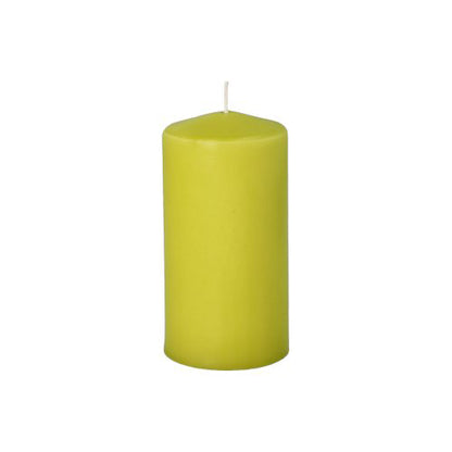 Une seule bougie non allumée, vert citron Starpak 8 Ø 50 mm · 100 mm, fabriquée avec de la cire de haute qualité avec une mèche blanche centrée, se tient debout sur un fond blanc simple - idéale pour une atmosphère conviviale.