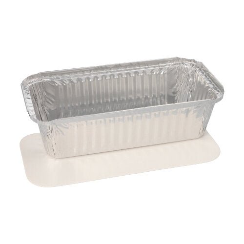Les 5 barquettes Starpak, en aluminium avec couvercles amovibles revêtus de PE, de forme carrée, sont présentées sur une planche de cuisson rectangulaire blanche, le tout sur un fond blanc sobre – une solution idéale pour une utilisation dans le secteur de la restauration.