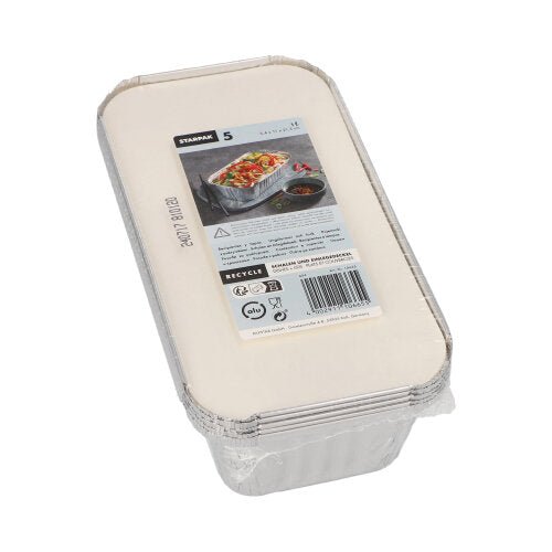 Une pile de barquettes Starpak 5, en aluminium avec couvercle amovible revêtu de PE, de forme carrée, est emballée dans du plastique. L'étiquette supérieure comporte des informations sur le produit, un code-barres et une photo du plat – idéal pour la restauration.