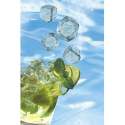 Dans le coin inférieur gauche, on voit un verre avec une boisson glacée à la lime et à la menthe, tandis que devant un fond bleu et aqueux, trois glaçons fabriqués avec les sacs à glaçons Starpak 20 avec fermeture automatique et Easy Release semblent tomber dessus.