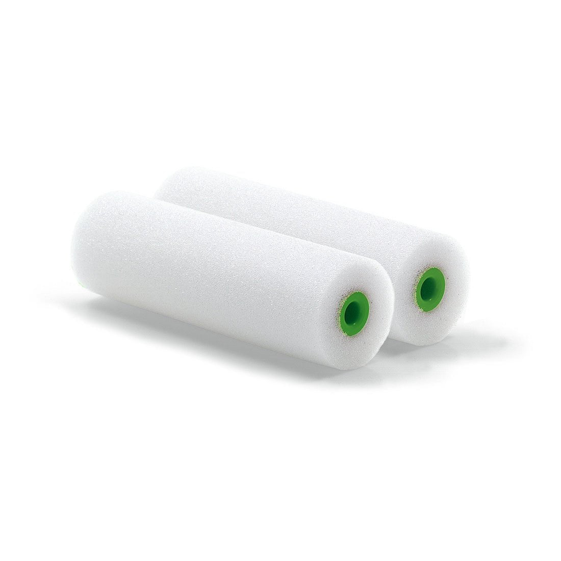 Deux rouleaux de peinture Nölle Profi Brush Fein 10 cm avec noyau en plastique vert (pack de 2) de Nölle Profi Brush Bürsten- & Pinseltechnik e.K. sont posés côte à côte sur un fond blanc, idéal pour les surfaces lisses.