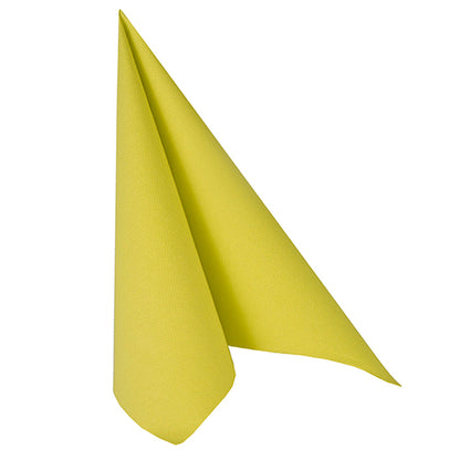 Une serviette jaune unique PAPSTAR 20 serviettes "ROYAL Collection" 1/4 pliée 40x40 cm de PAPSTAR GmbH est pliée avec une pointe vers le haut en un triangle debout, soulignant ainsi son élégance de haute qualité.