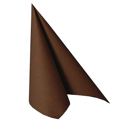 Une seule serviette marron PAPSTAR 50 serviettes "ROYAL Collection" 1/4-pli 40 x 40 cm de PAPSTAR GmbH est pliée en forme de triangle debout sur un fond blanc simple.