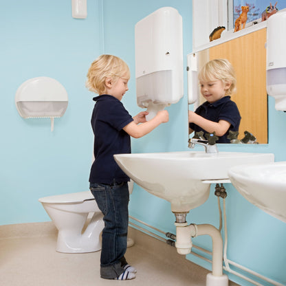 Waschraum mit Tork Mini Jumbo Toilettenpapierspender an der Wand