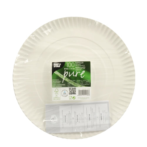 Une pile d'assiettes en carton rondes, blanches PAPSTAR "pure" (100 pièces, certifiées FSC) avec une bande verte et blanche et une pochette en plastique transparent avec du papier plié - durable de PAPSTAR GmbH.