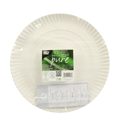 Une pile d'assiettes en carton rondes, blanches PAPSTAR "pure" (100 pièces, certifiées FSC) avec une bande verte et blanche et une pochette en plastique transparent avec du papier plié - durable de PAPSTAR GmbH.