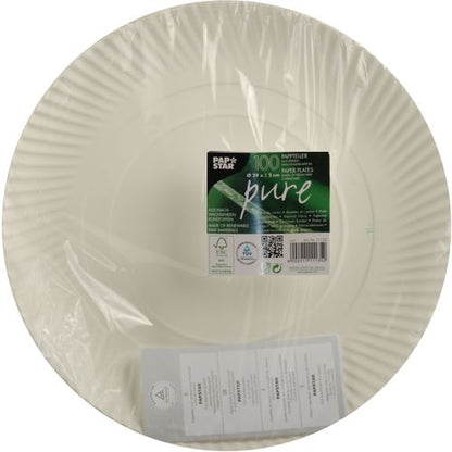Un emballage en plastique transparent avec 100 PAPSTAR 100 assiettes, carton "pure" rond de PAPSTAR GmbH avec des bords ondulés. L'étiquette sur le devant montre des informations sur la marque, des symboles écologiques tels que des assiettes en carton durables et un code-barres.