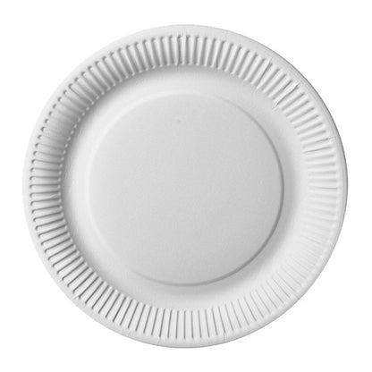 L'assiette en carton "pure" de PAPSTAR GmbH (ronde, Ø 26 cm, extra forte, blanche) en paquet de 50 est faite à 100% de carton de fibres vierges et est certifiée FSC pour une qualité durable. Avec un bord légèrement surélevé et un motif de rainures, photographiée de dessus sur fond blanc.