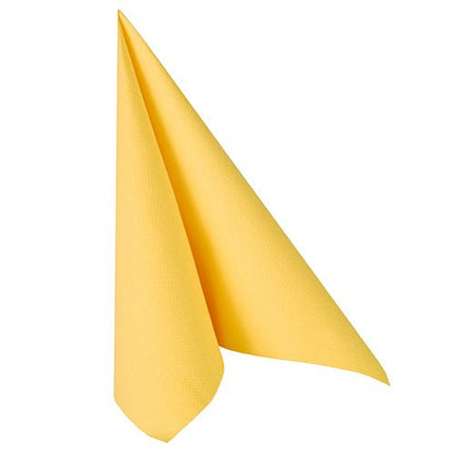 Une serviette jaune unique PAPSTAR 50 serviettes "ROYAL Collection" 1/4 pli (40 x 40 cm, PAPSTAR GmbH) est pliée verticalement en forme de triangle avec une surface texturée et illustrée sur fond blanc.