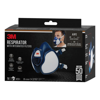 Die 3M™ Atemschutzmaske mit integrierten Filtern von 3M Deutschland GmbH ist auf dem Karton abgebildet, der die Maske beim Tragen zeigt und Merkmale wie 50+ Stunden Schutz und die Modelle 4251+ und 2797 hervorhebt.