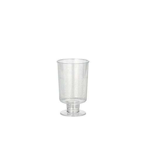 Les verres à pied Starpak 20 pour vin blanc, en polystyrène cristallin, convainquent par leur design élégant dans le style des verres à vin blanc classiques. Le verre repose sur un pied large avec une tige courte devant un fond neutre blanc.